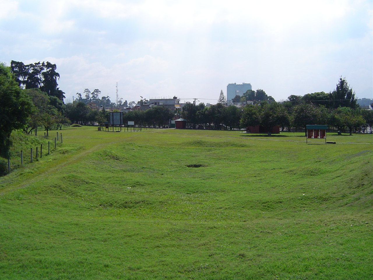 Foto: M. Morales, 2007 Vista actual de Kaminal Juyú y de la urbe de la ciudad de Guatemala